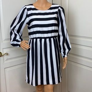 Xhilaration Black & White Midi Dtess Size Large
